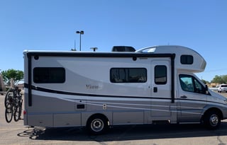 Luxury Diesel-Dog Friendly-Easy to Drive-Sleeps 6