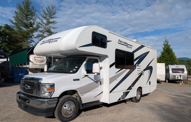 2022 Thor Class C: Ford V8 power, under 25ft for easy parking. Sleeps 5 w/ queen & bunk. Huge rear storage, power awning, auto fridge & generator. All-inclusive & beginner-friendly!