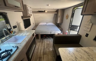 Charming 2024 Coleman 17R - Cozy and Cute!