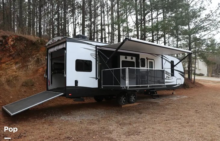 Has it all - including queen bunk beds in rear of RV