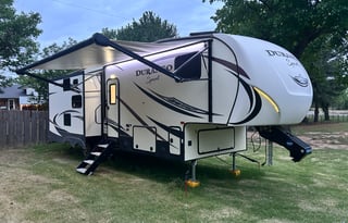 Modern 5th Wheel: Fireplace, Island & 2 Queens