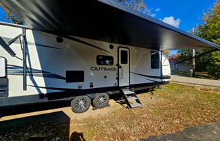 21 Outback Ultra Lite-Half ton / Pet Friendly