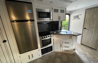 Glamping Haven: 2 Bdrms, Cozy Fire & Paws Welcome!