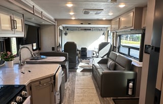 2022 Thor Hurricane - Your Luxury Rolling Retreat