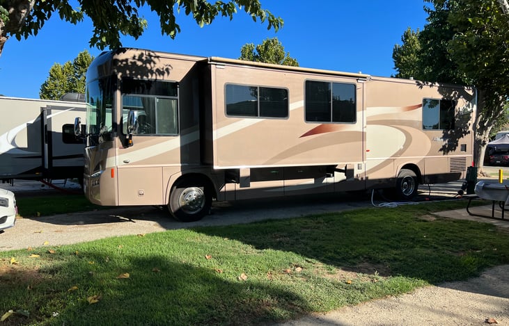39.0 Adventurer 37F Class A Motor Home | RVshare