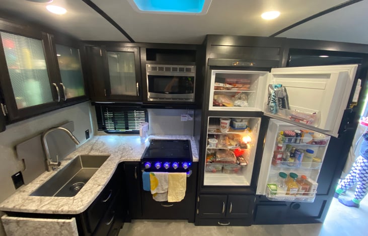 Full sized fridge, stove and oven, microwave, plenty of storage, fully equipped kitchen