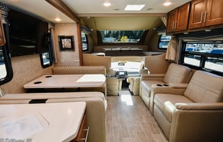 2021 Thor Omni 5 Star Luxury RV 4x4 Diesel