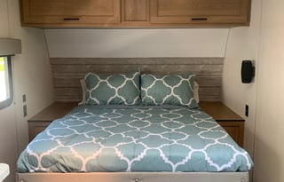 26’ Easy Tow Travel Trailer –Cozy Bunks, Queen Bed