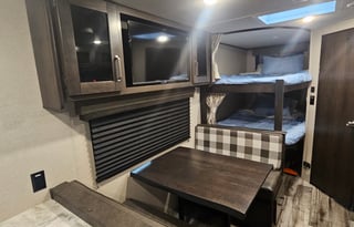 Great Family Getaway w/ Bunk House (DELIVERY ONLY)