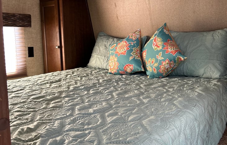 Windows on both sides of the bed for a nice view.