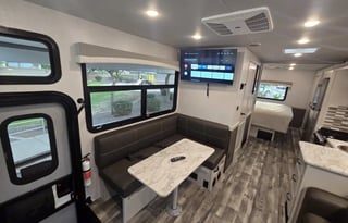 2024 Fleetwood Flair – Ultimate Luxury on Wheels!