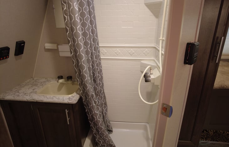 Shower with On/Off hand shower head.