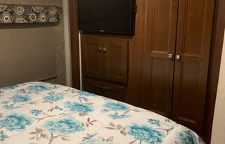 BELLA-Sleep 8 - 10 2018 Forest River Sunseeker RV