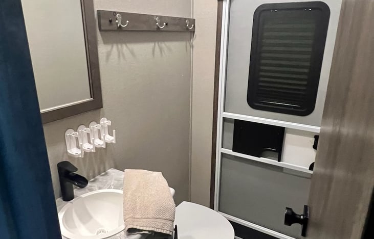 Bunk house 1/2 bathroom