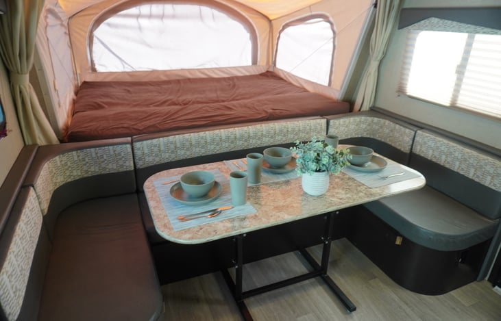 Dinette table w/ pop out bed