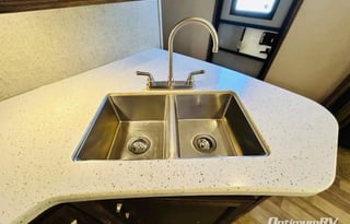 Dino's Keystone Cougar 28 ft. 5th Wheel