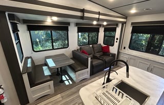 Pet Friendly Local Delivery 2 Bedroom Fifth Wheel