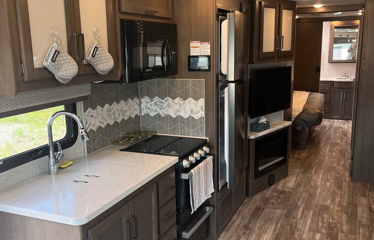 Full kitchen and fireplace