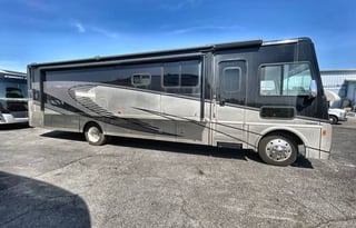 2019 Winnebago Sunova 36Z –  Class A with 1.5 Bath