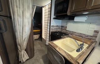 SNACKS-NAPS-MAPS! 2019 Coachmen RV Freelander 27QB