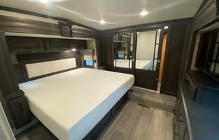 2021 DRV Luxury Suites FullHouse JX450