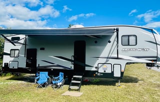 2022 Cherokee Arctic Wolf Fifth-wheel
