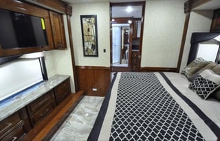 Luxury Disel Push, sleeps 8, 1.5 bath, washer &dry