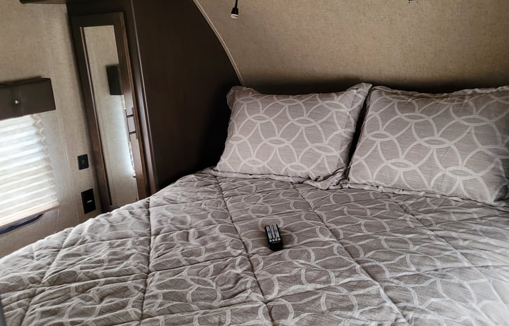 Rv queen with upgraded 14" mattress