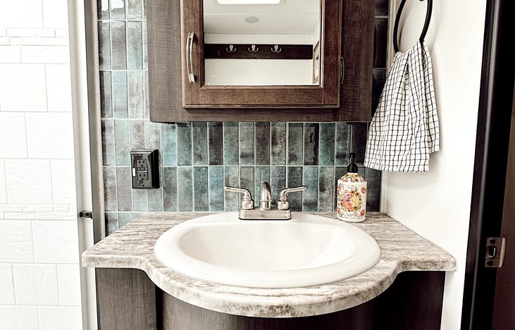 Roomy bathroom and shower.  Plenty of storage, and the bathroom has been remolded with a cute modern aesthetic.    Our rental includes a set of 6 bath towels, wash cloths, and hand towels.