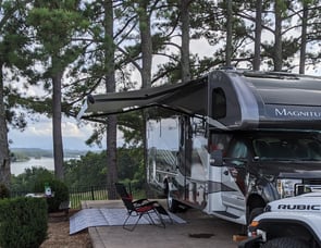 Thor Motor Coach Magnitude BB35