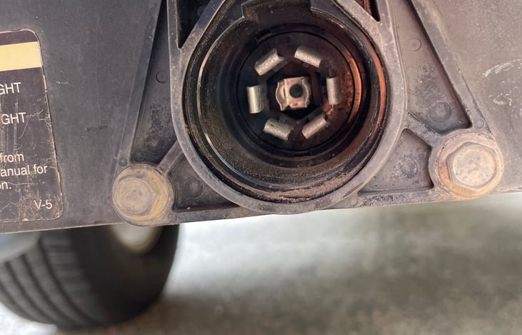 7-blade trailer connector required. If 4-pin connector is already installed on your vehicle, we can provide an adapter.