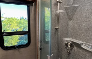 Fully Stocked Diesel w/2 Baths, King + Bunks