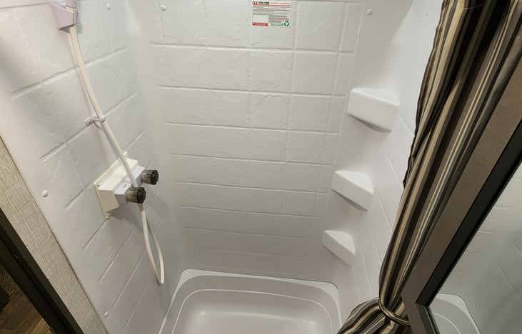 Shower/ Tub combo great for kids