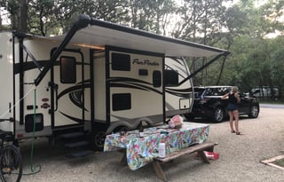 Spacious 26 footer with 2 slides...easy to haul!