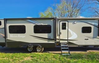 The Easy Living Retreat | Spacious RV + 1.5 Bath