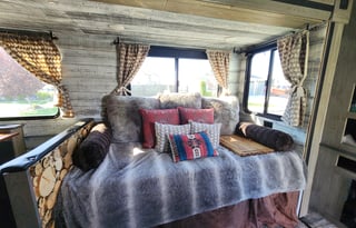 Winter Glamping? 38ft Travel Trailer w/ Arctic Pkg