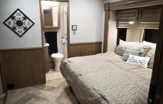 Enzo: New, Kid friendly, 2 full bath, washer/dryer