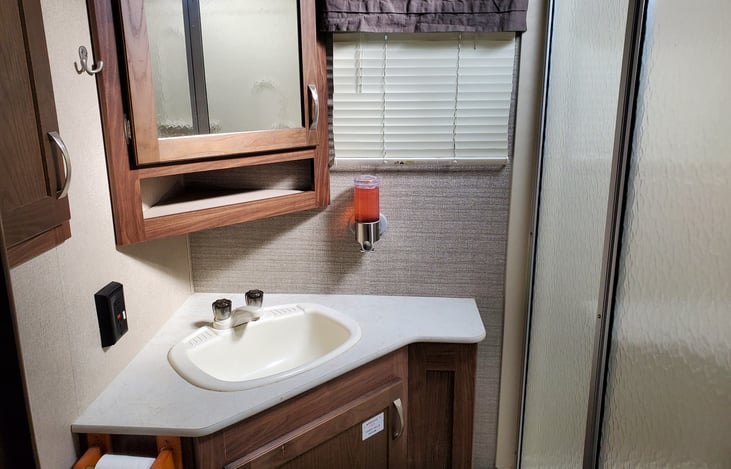 Large bathroom with lots of storage