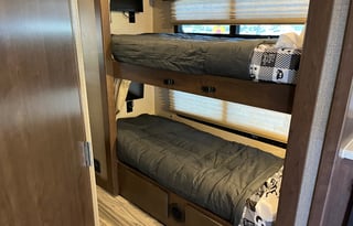 Ideal Family Getaway-Bunks (6 beds) solar, pets ok