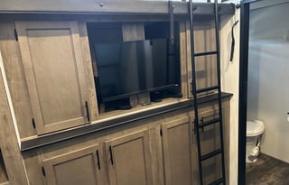 Two Bed/bathroom 5th Wheel w/ Bunkhouse