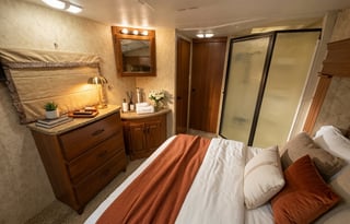 Turn-Key two bath sleeps 10 rear bunk room stoked
