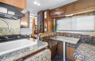 Easy to Drive Comfy RV Rental