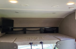 Sleeps 8 with Queen, Bunkbeds, Shower, Kitchen+