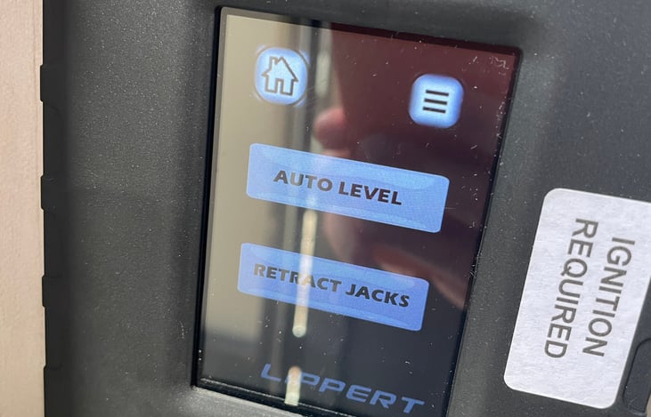 Auto or Manual push button leveling system.