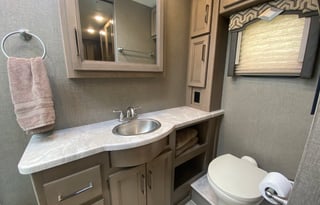 2021 Thor Hurricane 36' 1 1/2 baths