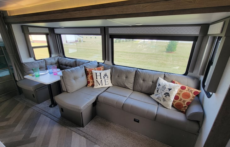 VersaLounge and U-Shape Dinette | Lounge configuration