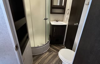 Adventure-Ready Toy Hauler – Solar + Generator!