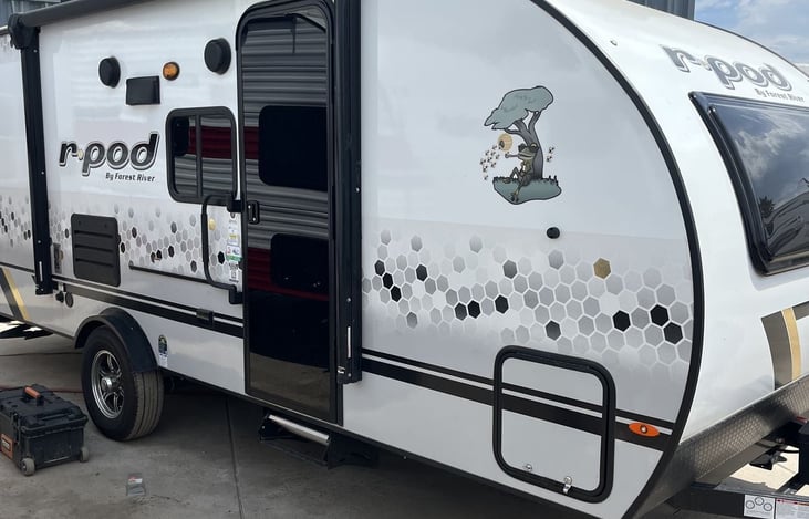 Electric awning, Bluetooth speakers, shower connection, attachable table and griddle. All built-in for an amazing outdoor experience. 
*Outdoor rug, mat and 2 chairs included.