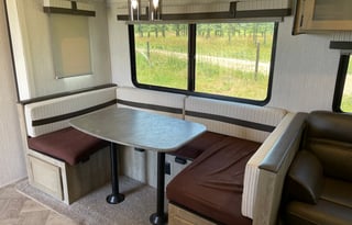 Glamping Haven: 2 Bdrms, Cozy Fire & Paws Welcome!