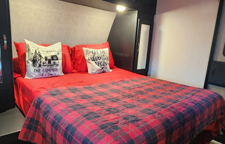 Private room with a queen size bed with upgraded mattress for a good night 😴 sleep